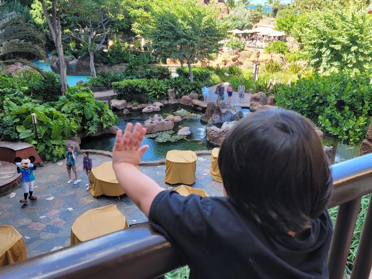 Guest Photo from Jennifer Willis: Guest waving at Mickey Mouse from balcony