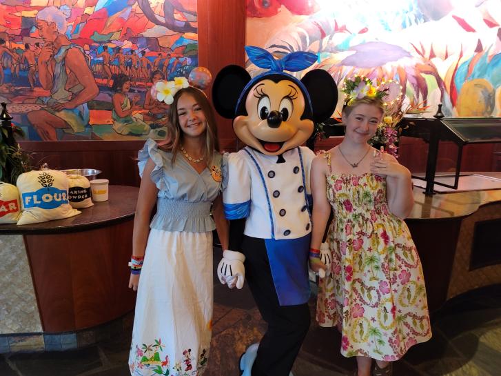 Guest Photo from Jonathan S: Guests with Minnie Mouse